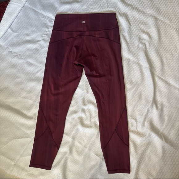 Lululemon In Movement HR Tight 25” Size 10 Spray Dye White Garnet Merlot Legging - Picture 7 of 7